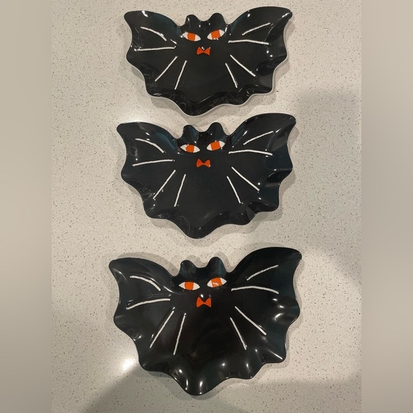 Hyde & Eek Halloween Bat-Shaped Black Serveware plates set of 3 - Picture 2 of 3